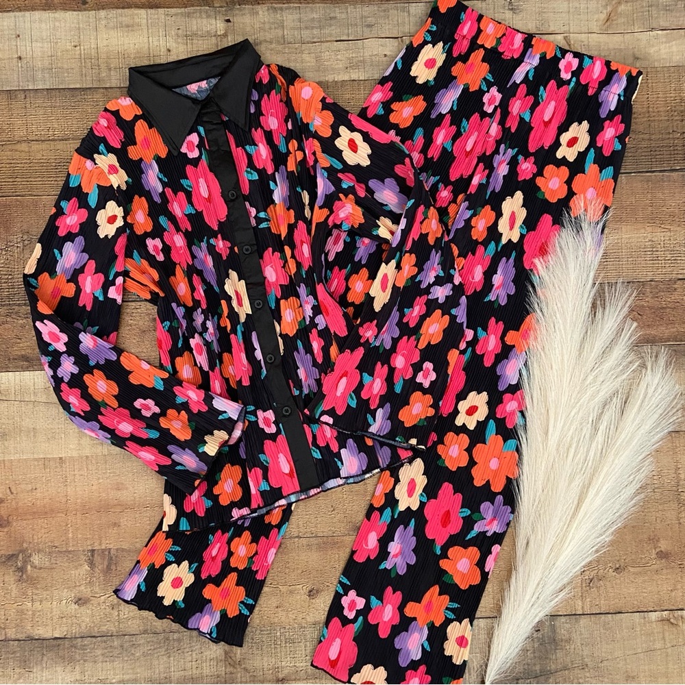 FUN, Funky + Floral Pajamas Loungewear Set Pleated Material